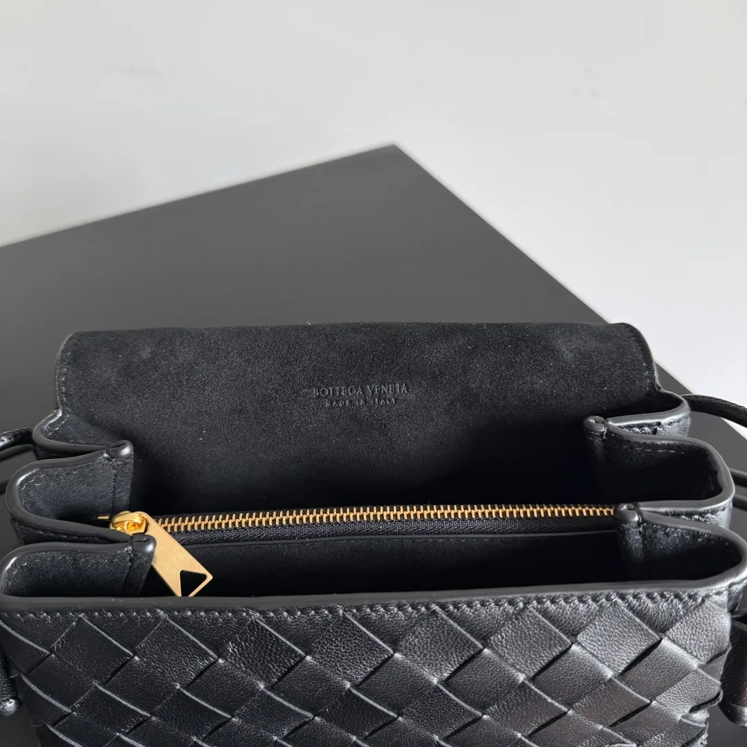 Batch 1680 Bottega Veneta’s new early spring products are here◍˃ᵕ˂◍ This super cute little bag captures my heart every time. This kind of simple little bag that can be carried on the back at any time is really convenient. The surprise of this Notturno clutch lies in the three independent spaces inside. Babies with a lot of belongings must be able to empathize with the tiredness of searching for items for a long time every time. This divided area design simply captures my heart. Style number: 843893 Size: 21*11*9cm